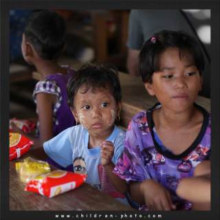 اطفال من بورما في المدرسة